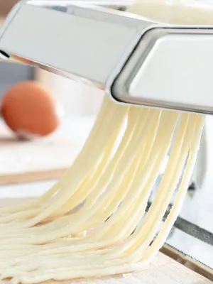 Strojček na výrobu čerstvých cestovín s receptami Frashta InnovaGoods